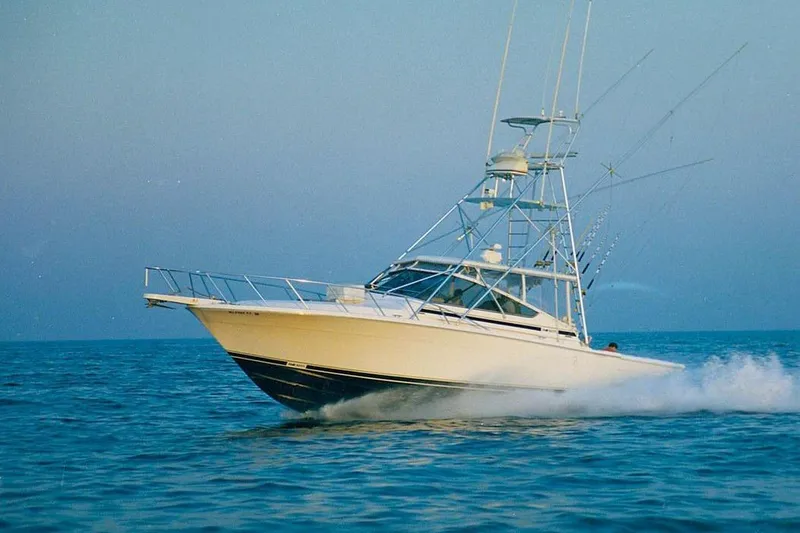 The Image of 1993 Blackfin 38 Combi yacht cruising on open water at high speed. - 0