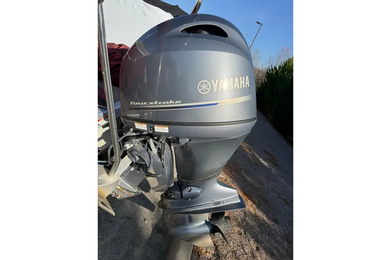 Slide: The Image of 2019 Bennington SX 20 SLX with Yamaha four-stroke outboard motor. - 6