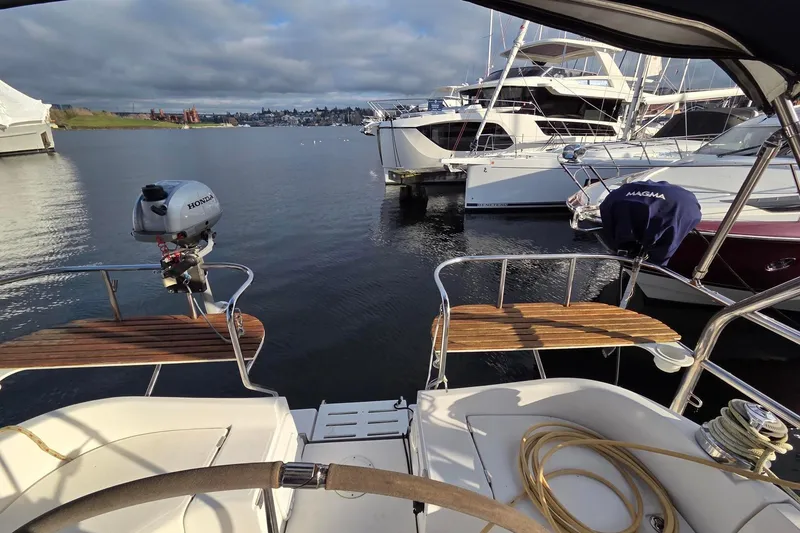 Slide: The Image of 2007 Hunter 44DS walk-thru transom with aft seats; Honda outboard and Magma barbeque - 14