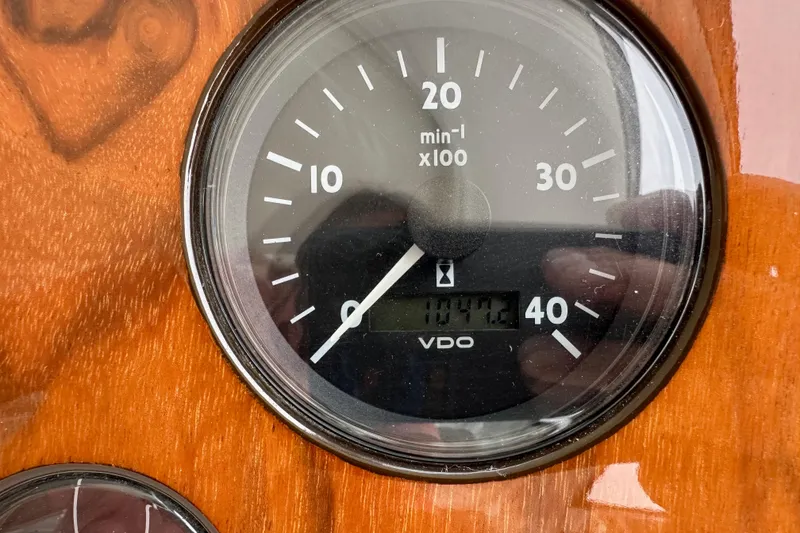 Slide: The Image of Tachometer of 2000 Sunseeker Predator 60 yacht, displaying 1047.2 hours. - 115