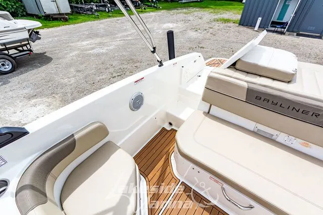 Slide: The Image of Bayliner VR6 Bowrider 2016 - 16