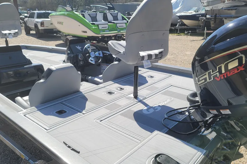 Slide: The Image of 2026 G3 Sportsman 1810 SE boat interior with steering console and SHO Vmax engine. - 12