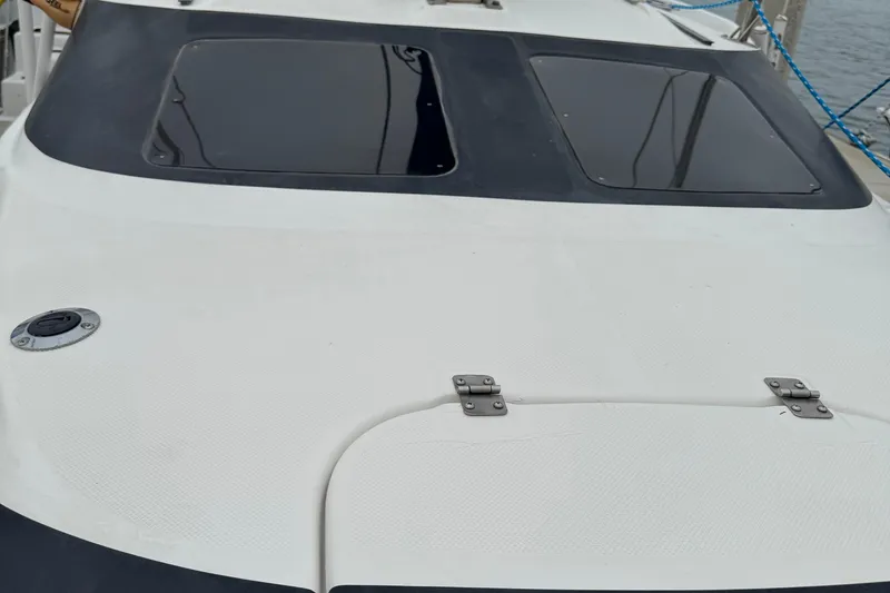 Slide: The Image of 2005 MacGregor 26M Powersailer deck with windows and hatch. - 14