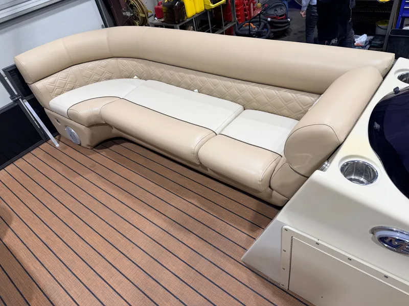 Slide: The Image of Montego Bay C8520 Cruise DLX 2020 - 11