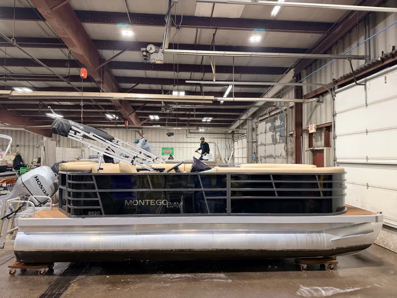 Slide: The Image of Montego Bay C8520 Cruise DLX 2020 - 14