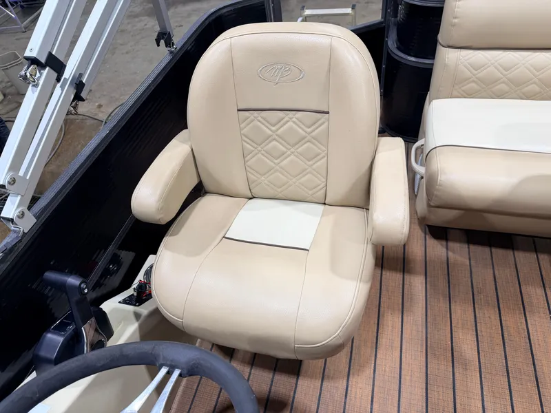 Slide: The Image of Montego Bay C8520 Cruise DLX 2020 - 18