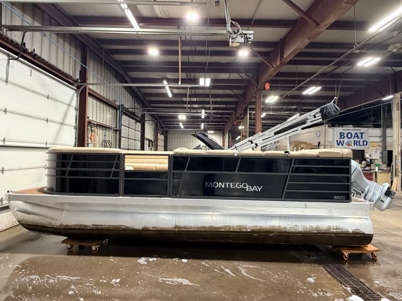 Slide: The Image of Montego Bay C8520 Cruise DLX 2020 - 25