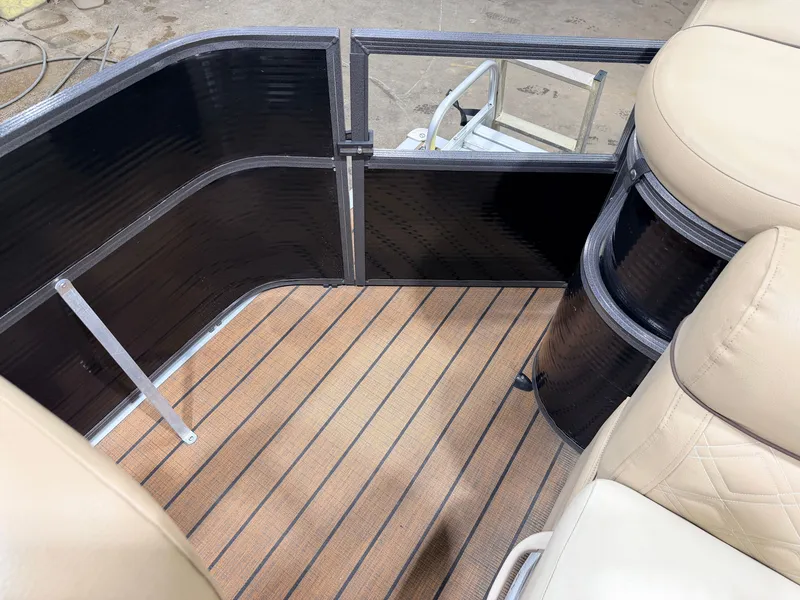 Slide: The Image of Montego Bay C8520 Cruise DLX 2020 - 34