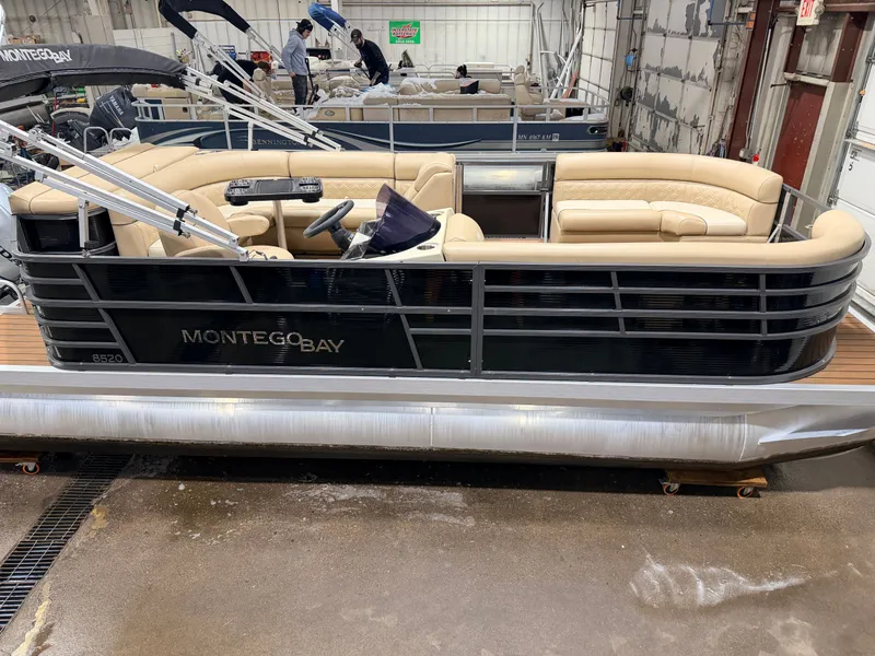 Slide: The Image of Montego Bay C8520 Cruise DLX 2020 - 4