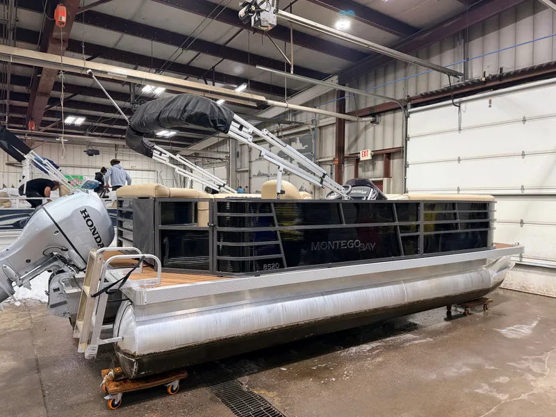 Slide: The Image of Montego Bay C8520 Cruise DLX 2020 - 40