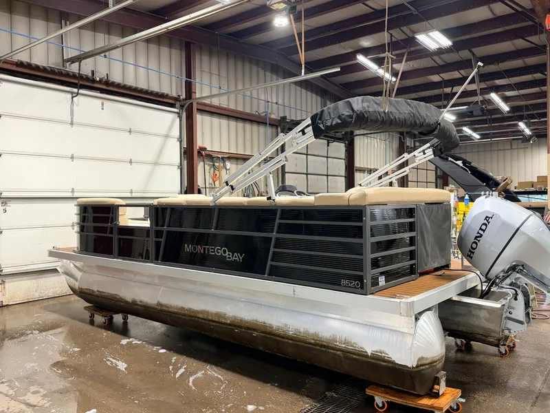 Slide: The Image of Montego Bay C8520 Cruise DLX 2020 - 46