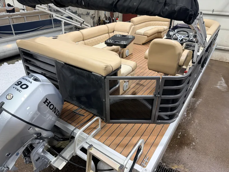 Slide: The Image of Montego Bay C8520 Cruise DLX 2020 - 7