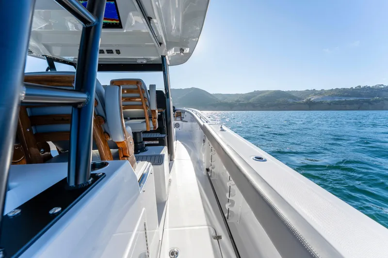 Slide: The Image of Everglades 455 Center Console 2026 on open sea. - 18