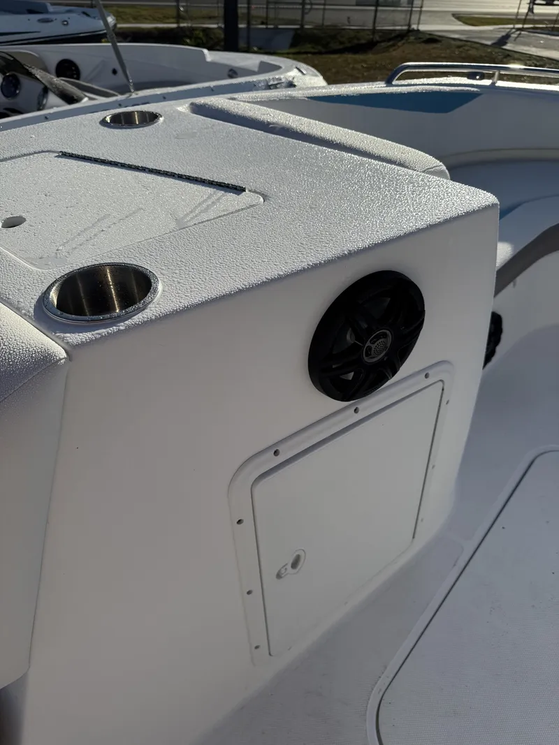 Slide: The Image of Hurricane SunDeck Sport 188 I/O 2026 - 32