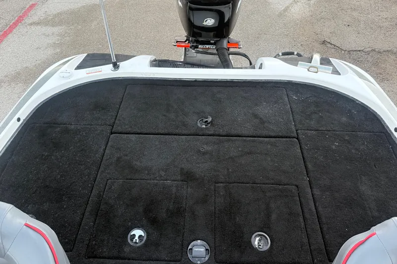 Slide: The Image of Livewell in 2020 Nitro Z20 boat, featuring blue interior and water flow. - 31