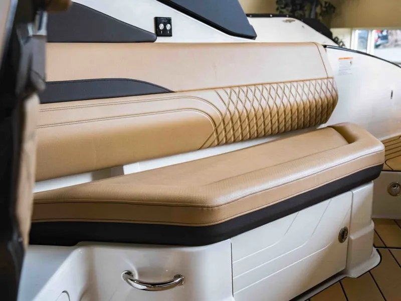 Slide: The Image of Sea Ray SLX 280 2026 - 18