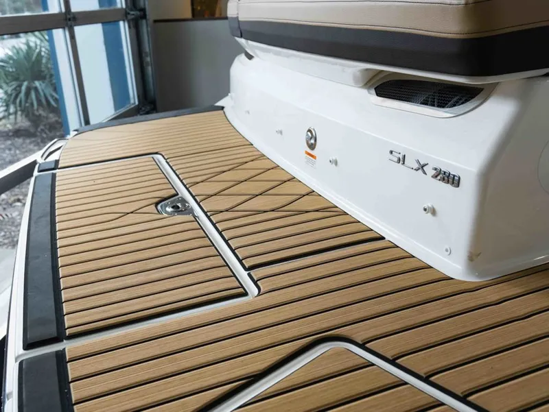 Slide: The Image of Sea Ray SLX 280 2026 - 4