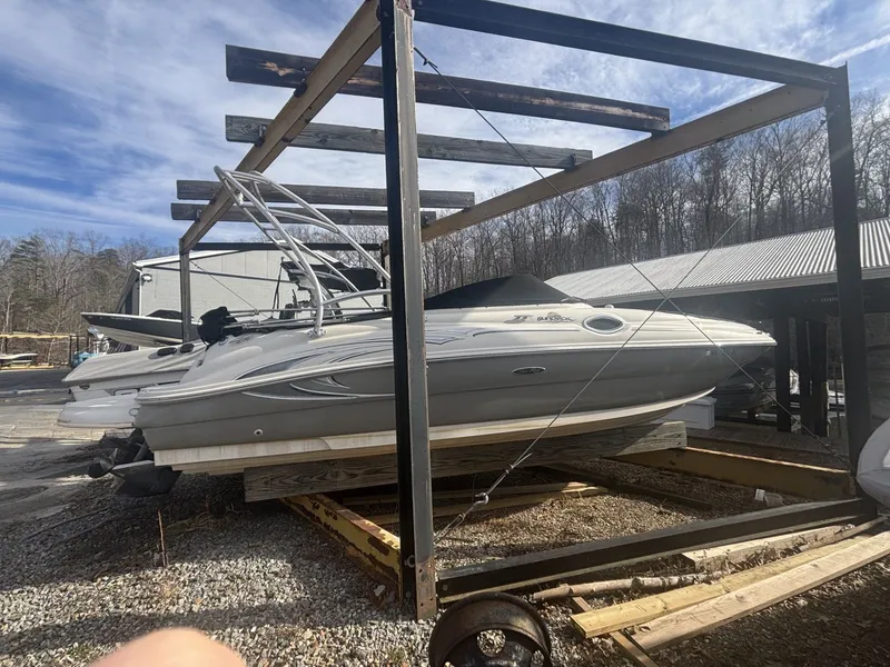 The Image of Sea Ray 220 Sundeck 2005 - 1