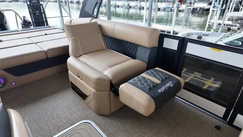 Slide: The Image of Luxurious seating in Barletta Lusso 25UA boat, 2026 model. - 29