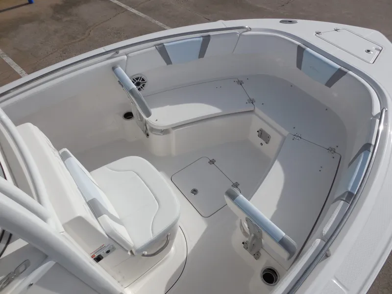 Slide: The Image of Robalo R230 Center Console 2026 - 15