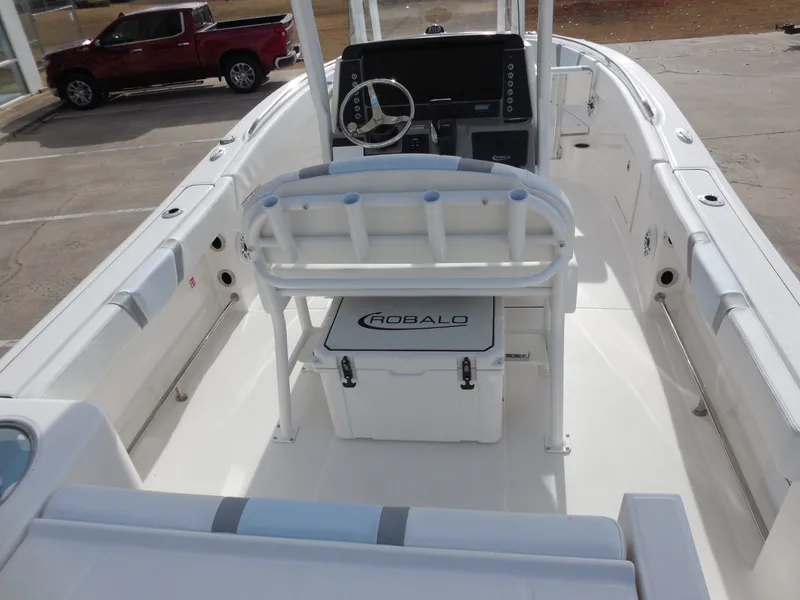 Slide: The Image of Robalo R230 Center Console 2026 - 7
