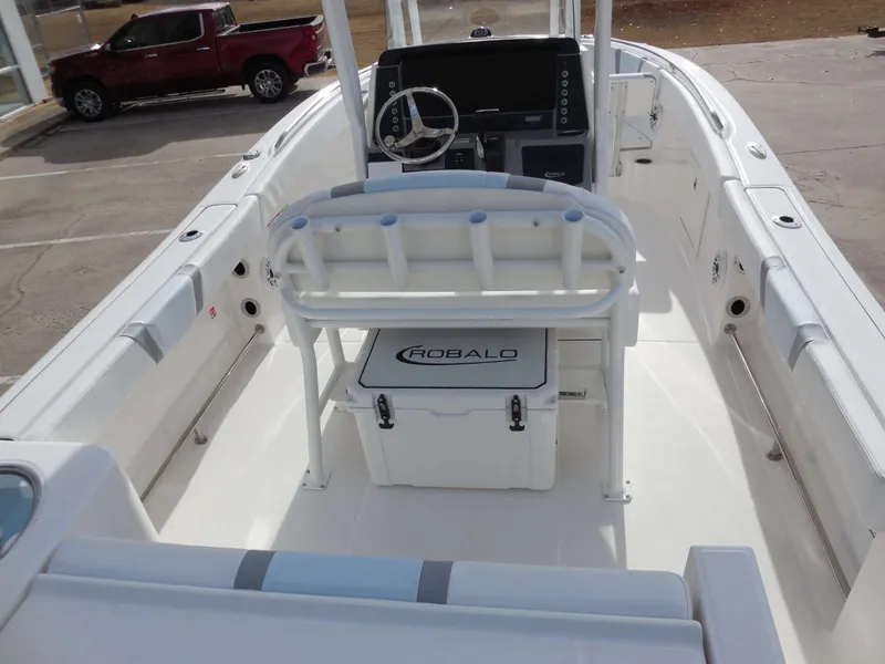 Slide: The Image of Robalo R230 Center Console 2026 - 7