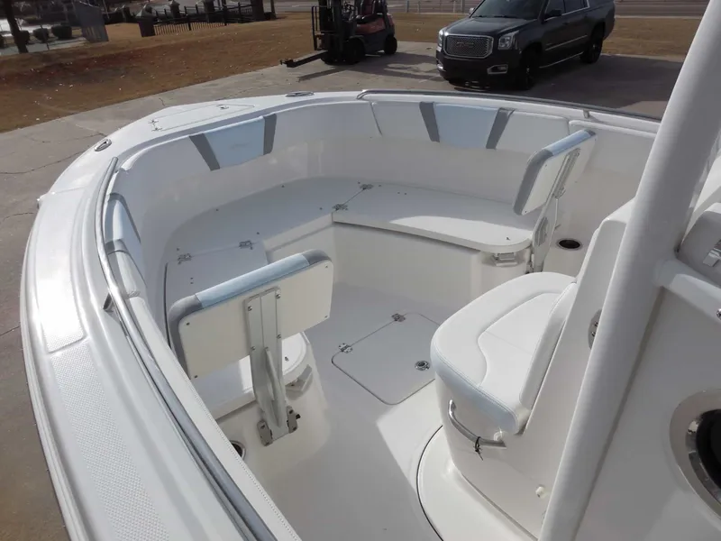 Slide: The Image of Robalo R230 Center Console 2026 - 11