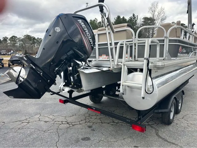 Slide: The Image of Sun Tracker Party Barge 20 DLX 2018 - 4