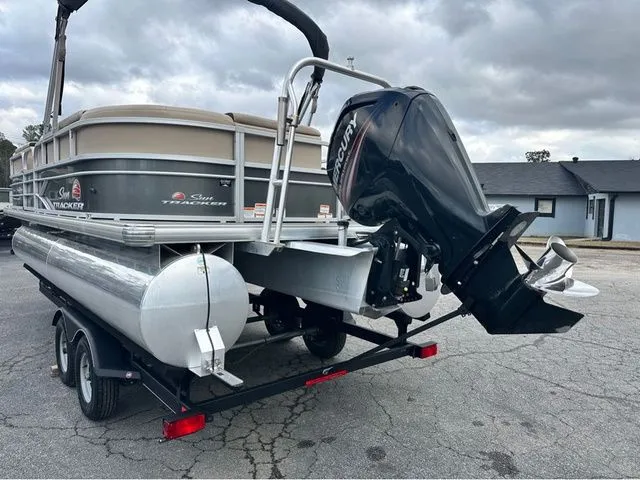 Slide: The Image of Sun Tracker Party Barge 20 DLX 2018 - 5