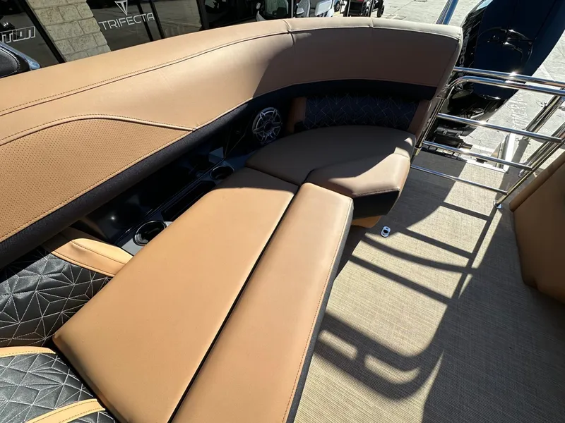 Slide: The Image of Harris Grand Mariner 250 2026 - 12