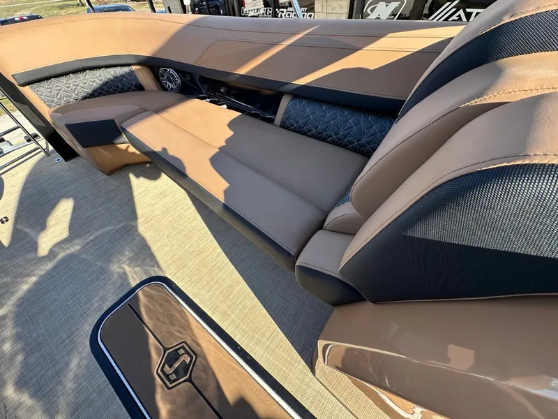 Slide: The Image of Harris Grand Mariner 250 2026 - 23