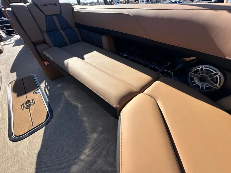 Slide: The Image of Harris Grand Mariner 250 2026 - 27