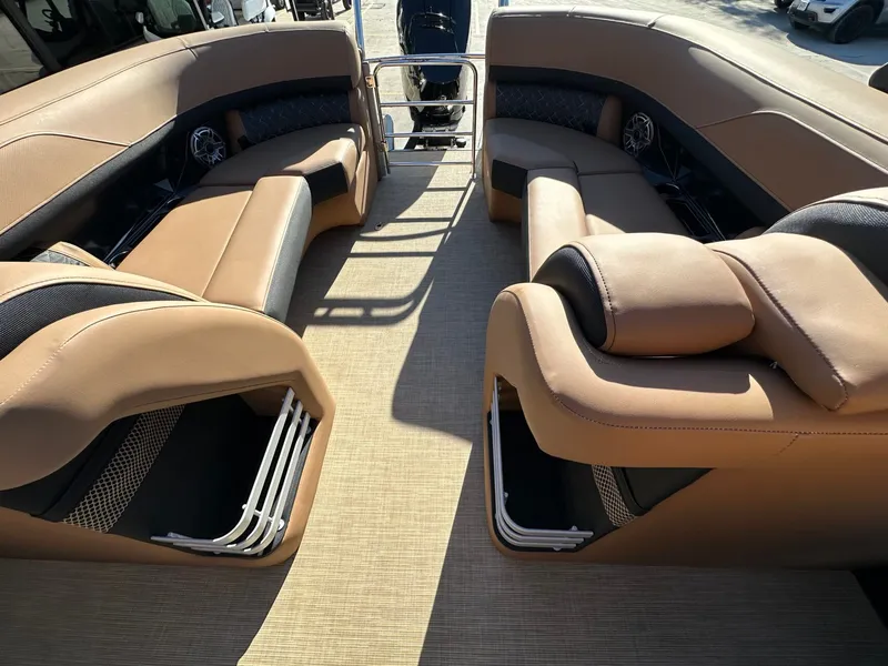 Slide: The Image of Harris Grand Mariner 250 2026 - 32