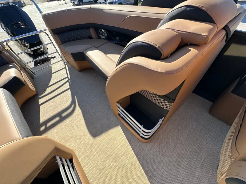 Slide: The Image of Harris Grand Mariner 250 2026 - 33