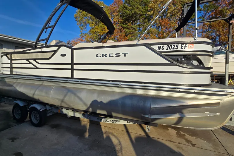 The Image of 2017 Crest Classic 230 SLC pontoon boat on trailer, side view. - 0