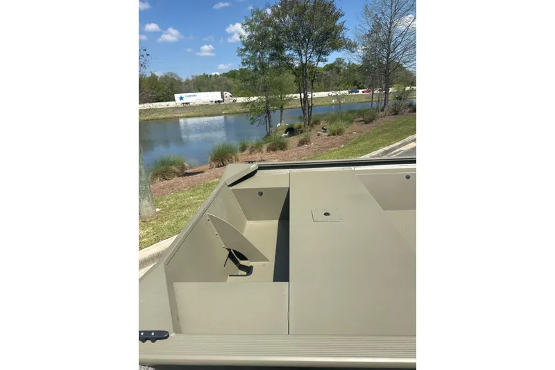 Slide: The Image of Tracker Grizzly 1754 Utility 2026 - 21