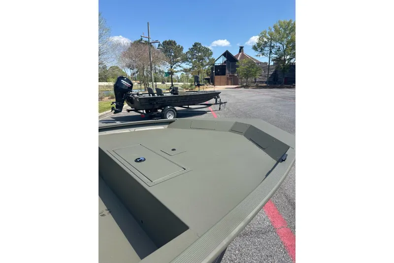 Slide: The Image of Tracker Grizzly 1754 Utility 2026 - 22