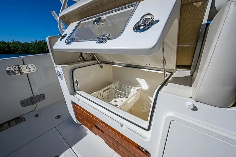Slide: The Image of Boston Whaler 350 Realm 2022 - 19