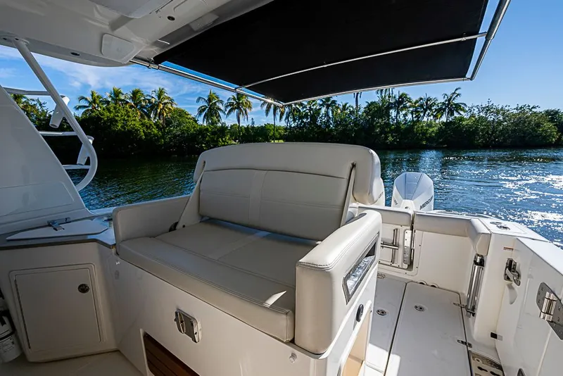 Slide: The Image of Boston Whaler 350 Realm 2022 - 24