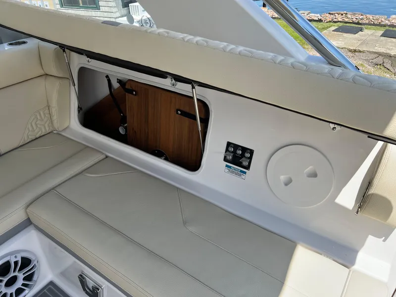 Slide: The Image of Regal LS36 2022 - 74