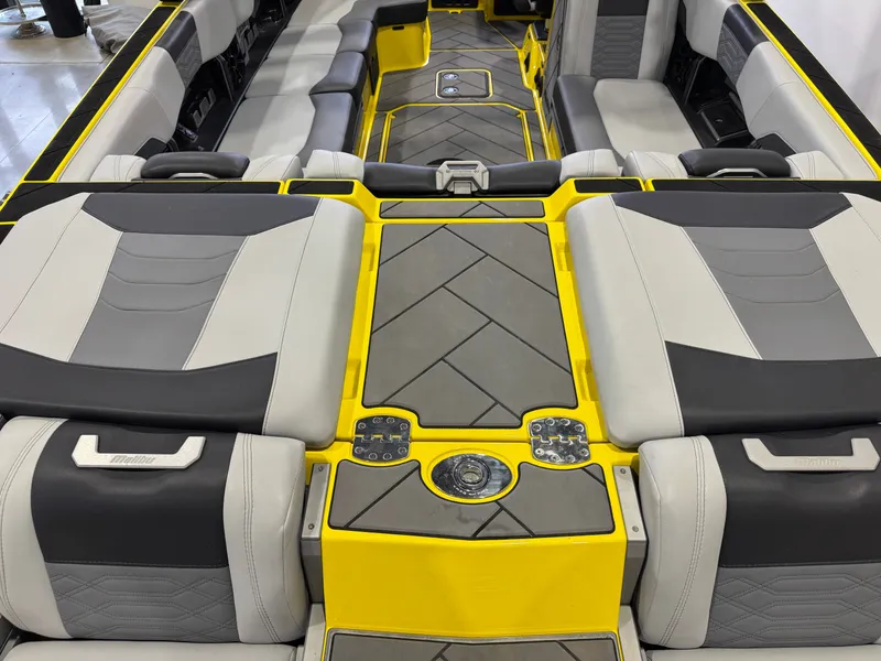 Slide: The Image of Malibu Wakesetter 25 LSV 2023 - 10