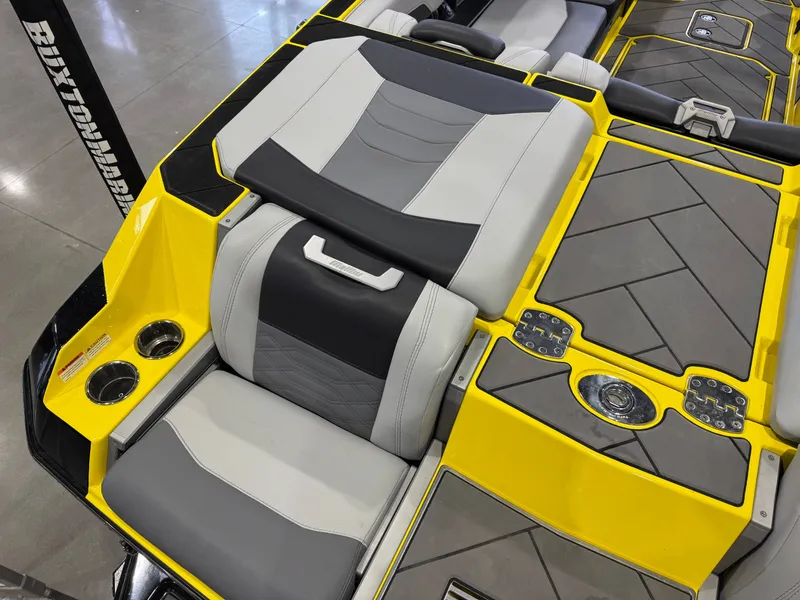 Slide: The Image of Malibu Wakesetter 25 LSV 2023 - 12