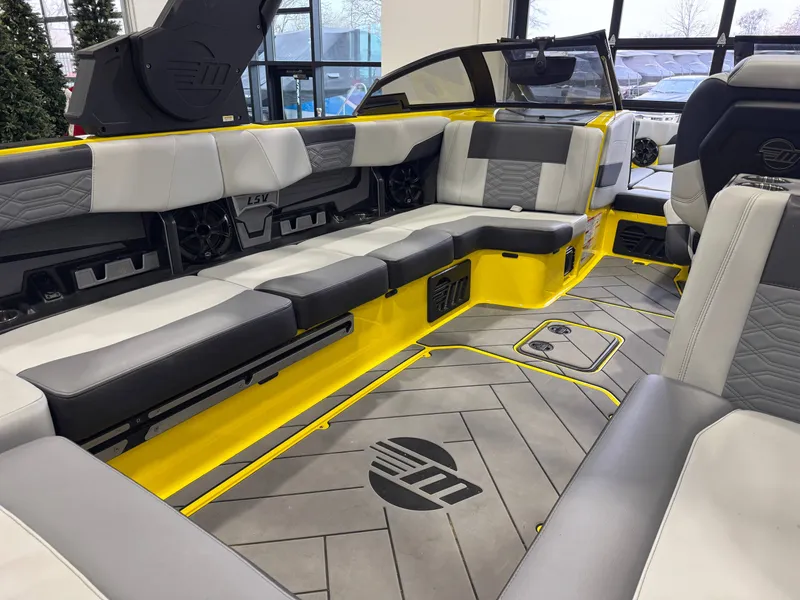 Slide: The Image of Malibu Wakesetter 25 LSV 2023 - 14