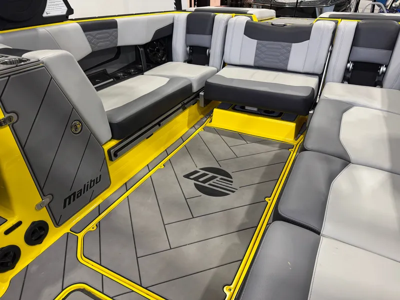 Slide: The Image of Malibu Wakesetter 25 LSV 2023 - 15