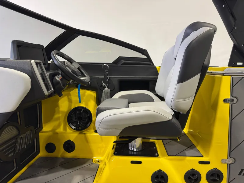 Slide: The Image of Malibu Wakesetter 25 LSV 2023 - 22