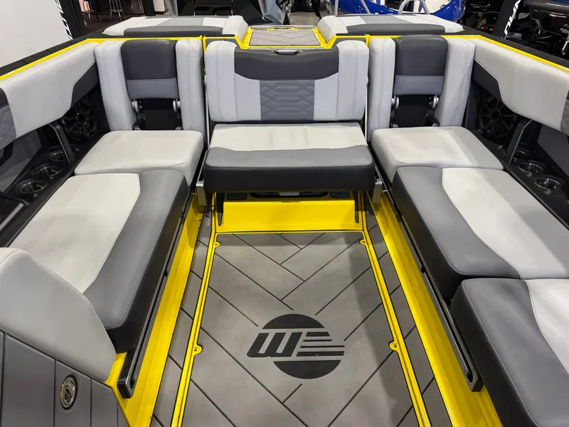 Slide: The Image of Malibu Wakesetter 25 LSV 2023 - 26