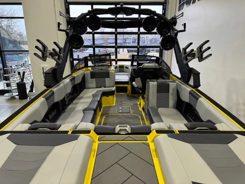 Slide: The Image of Malibu Wakesetter 25 LSV 2023 - 9