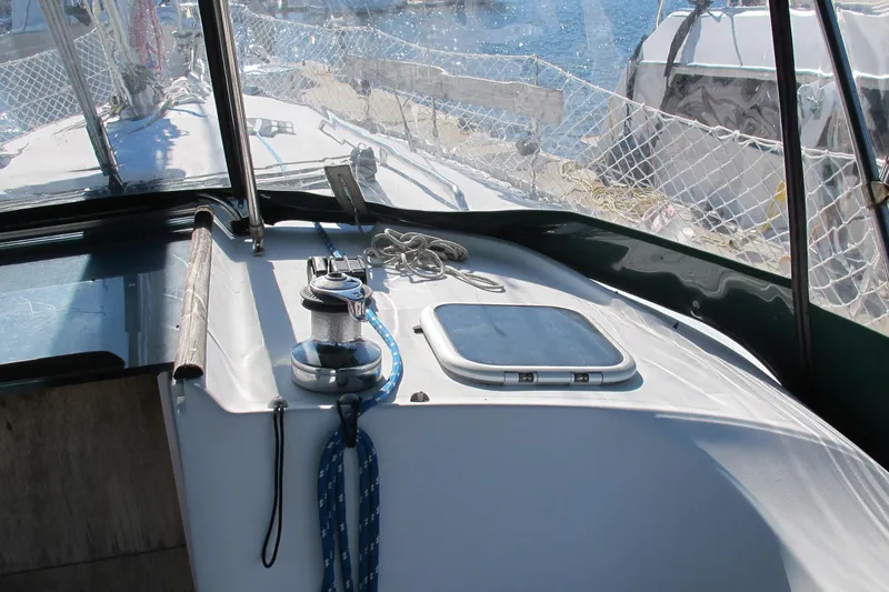 Slide: The Image of Beneteau Oceanis 361 sailboat deck, featuring winch and ropes, year 2000 model. - 14