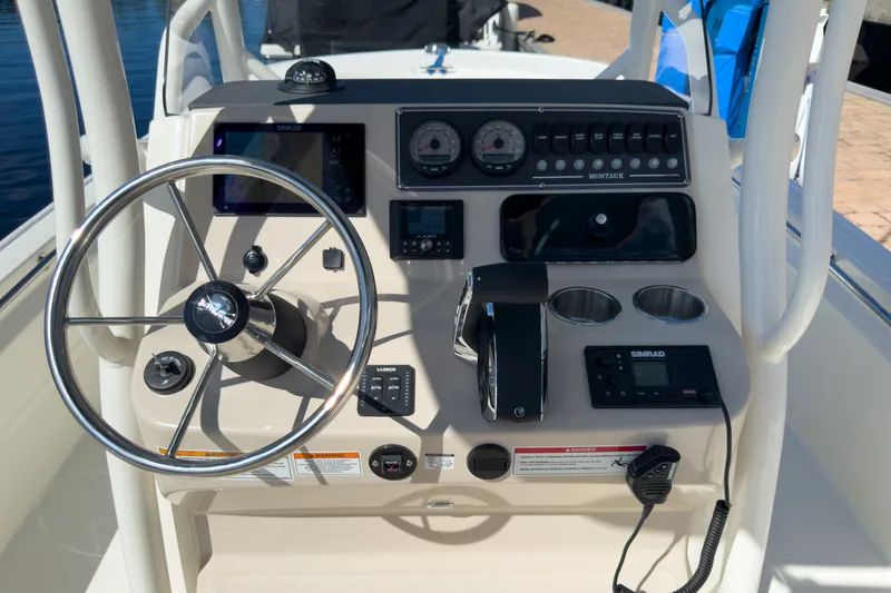 Slide: The Image of Boston Whaler 210 Montauk 2026 - 10