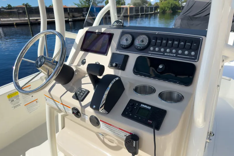 Slide: The Image of Boston Whaler 210 Montauk 2026 - 9